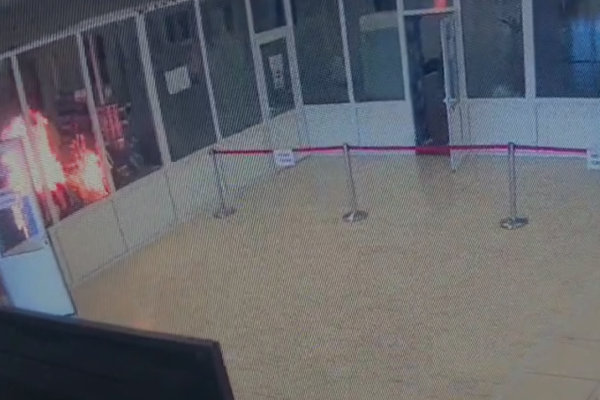 Bărbatul care a provocat un incendiu la Parlament a fost prins