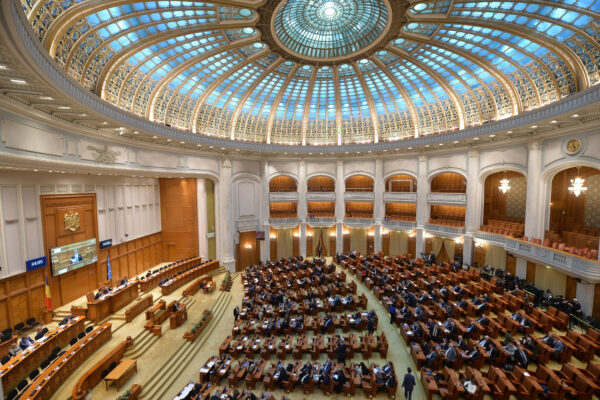 UDMR: Senatul elimină obligaţia de instalare a sistemelor de stocare pentru prosumatorii existenţi