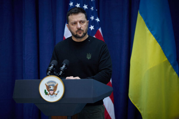 Donald Trump se întâlneşte vineri cu Volodimir Zelenski