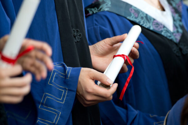Diplomele pentru absolvenţii de studii superioare vor avea cod QR. Anunţul făcut de Guvern