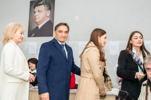 Alexandr Stoianoglo a boicotat referendumul pro-UE, deşi fiica lui a studiat în Olanda şi lucrează la BCE. Contracandidatul Maiei Sandu a recunoscut că are şi cetăţenia română